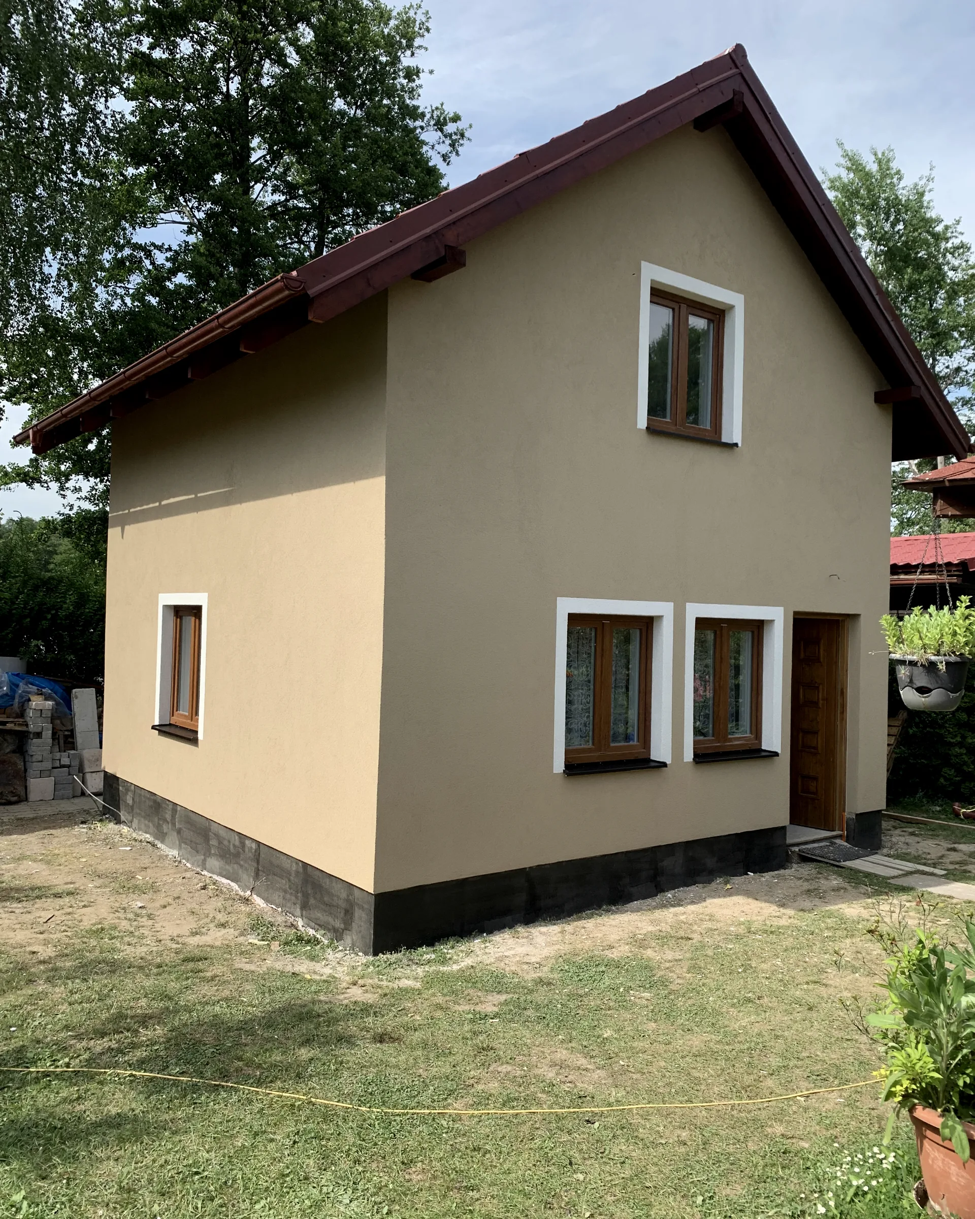 Rodinný dům se světlou fasádou a novou střechou